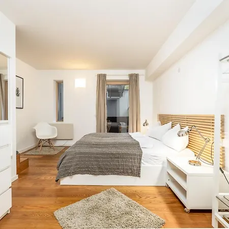 Quercus Contactless Check-in 4*