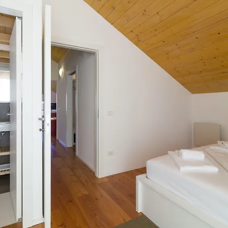 Quercus Contactless Check-in 4*